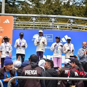 Multitud de corredores en la salida de la Media Maratón de Bogotá 2026