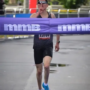Corredores participan en la salida masiva de la carrera atlética