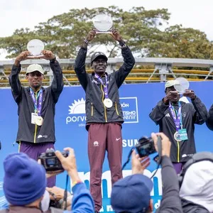 Atletas profesionales durante la carrera atlética de Bogotá