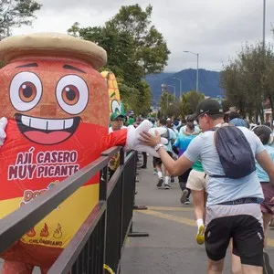 Atletas profesionales en competencia durante la mmB