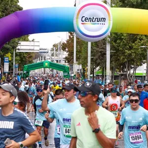 Corredores avanzan por el recorrido de 21K de la Media Maratón de Bogotá