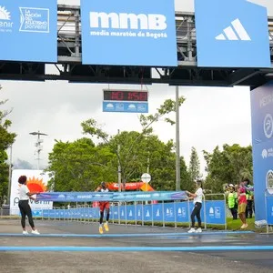 Atletas recorren Bogotá durante los 21K de la Media Maratón de Bogotá