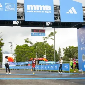 Corredores completan el recorrido de 21K en la mmB 2026