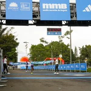Corredores disfrutan los 21K de la mmB