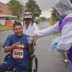 Corredores avanzan hacia la meta durante los 21K de la mmB