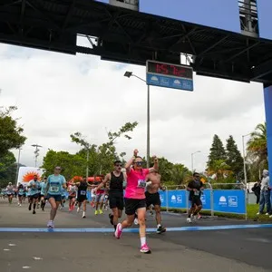 Corredores avanzan por el recorrido 10K de la Media Maratón de Bogotá