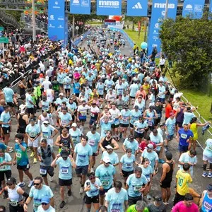 Atletas durante la carrera 10K en las calles de Bogotá