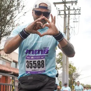 Carrera atlética 10K en Bogotá durante la Media Maratón de Bogotá 2026