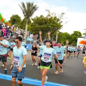 Atletas recorren Bogotá durante los 10K de la Media Maratón de Bogotá