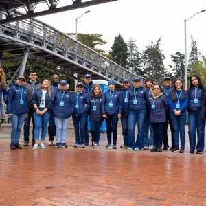 Marcas interactúan con corredores durante la mmB 2026