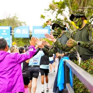 Corredores disfrutan experiencias de marca durante la carrera 21K