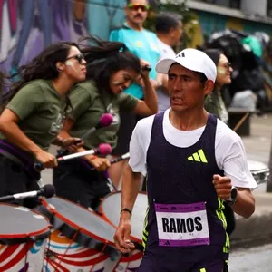 Corredores interactúan con activaciones durante la carrera