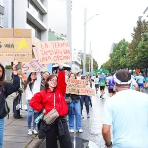 Corredores interactúan con marcas durante la Media Maratón de Bogotá