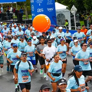 Activación para corredores durante la carrera 21K en Bogotá