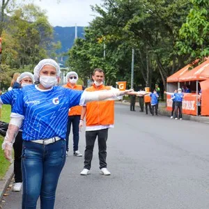 Espectadores animan a los corredores de la mmB