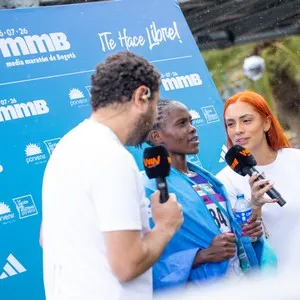 Corredores reciben el apoyo del público durante la mmB 2026