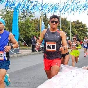 Ciudadanos acompañan a los atletas durante la Media Maratón de Bogotá 2026