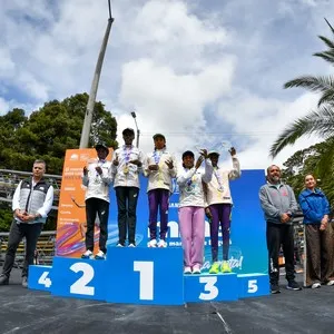 Corredores atraviesan Bogotá durante la carrera atlética