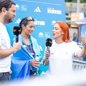 Público anima a los participantes de la Media Maratón de Bogotá