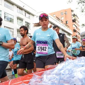 Corredores recorren Bogotá acompañados por espectadores