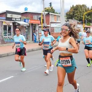 Público celebra el paso de los corredores durante la Media Maratón de Bogotá