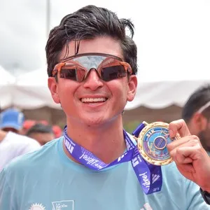 Corredores avanzan por Bogotá durante la carrera 21K