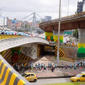 Corredor cruza la meta de la Media Maratón de Bogotá 2026