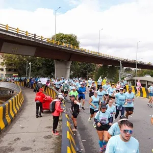 Atletas celebran al completar la Media Maratón de Bogotá