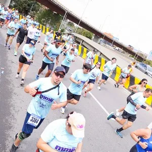 Corredores cruzan la meta de los 21K de la mmB 2026
