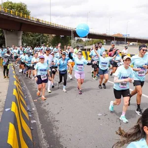 Participantes celebran al terminar los 10K de la Media Maratón de Bogotá