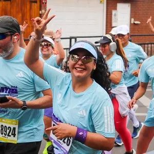 Corredores celebran su llegada durante la Media Maratón de Bogotá 2026