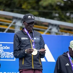 Celebración de los corredores en la meta de la Media Maratón de Bogotá