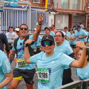 Corredores celebran después de completar la carrera atlética Bogotá