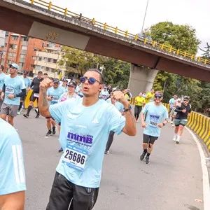 Atletas cruzan la línea de meta de la Media Maratón de Bogotá