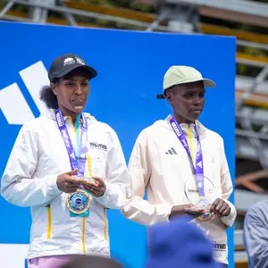 Participantes celebran el final de los 21K de la mmB