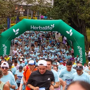 Corredores celebran el final de los 10K de la Media Maratón de Bogotá