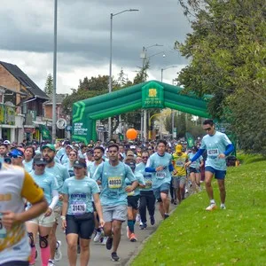 Atletas celebran su logro después de correr la Media Maratón de Bogotá
