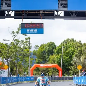Corredores llegan a la meta durante la carrera atlética de Bogotá