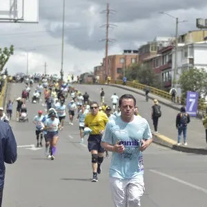 Corredores participan en la Media Maratón de Bogotá durante el recorrido.