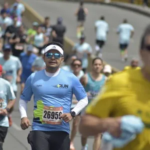 Atletas recorren las calles de Bogotá durante la Media Maratón de Bogotá.