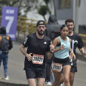 Participantes avanzan por el recorrido de la Media Maratón de Bogotá.