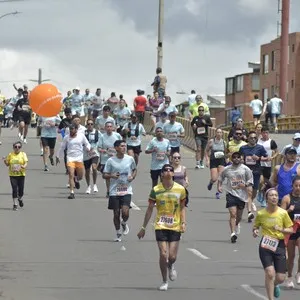 Corredores disfrutan la jornada deportiva de la Media Maratón de Bogotá.