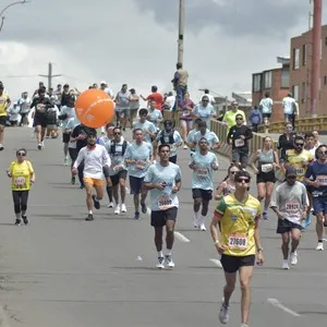 Atletas completan el recorrido de la Media Maratón de Bogotá en Bogotá.