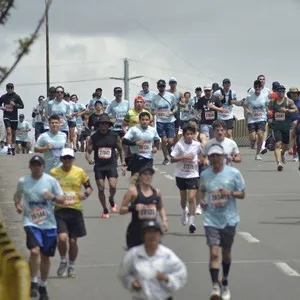 Runners participan en la carrera de la Media Maratón de Bogotá.