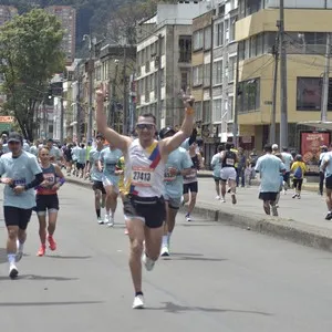 Corredoras recorren Bogotá durante la Media Maratón de Bogotá.