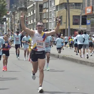 Corredor avanza durante el recorrido de la Media Maratón de Bogotá.