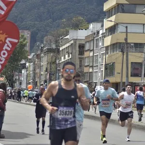 Corredora participa en la jornada deportiva de la Media Maratón de Bogotá.