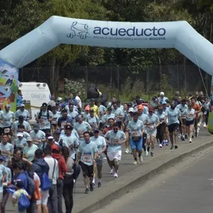 Grupo de corredores participa en la Media Maratón de Bogotá.