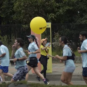 Atletas corren por las calles de Bogotá durante la competencia.