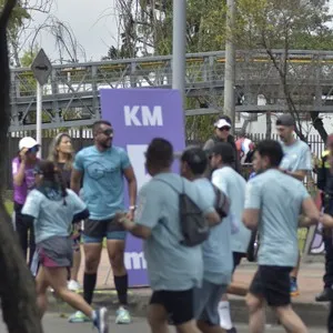Participantes recorren el circuito de la Media Maratón de Bogotá.
